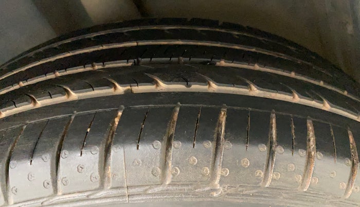2017 Volkswagen Ameo HIGHLINE1.2L, Petrol, Manual, 1,34,512 km, Left Rear Tyre Tread
