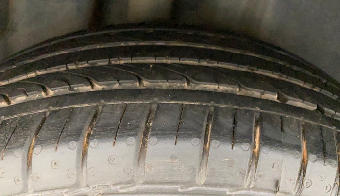 2017 Volkswagen Ameo HIGHLINE1.2L, Petrol, Manual, 1,34,512 km, Right Rear Tyre Tread