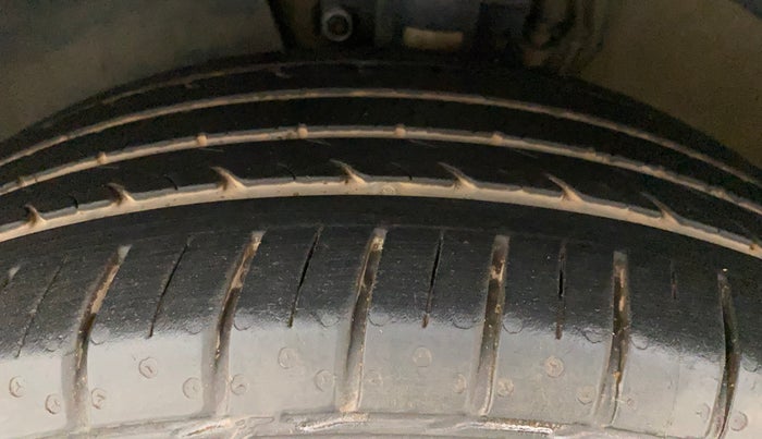 2017 Volkswagen Ameo HIGHLINE1.2L, Petrol, Manual, 1,34,512 km, Left Front Tyre Tread