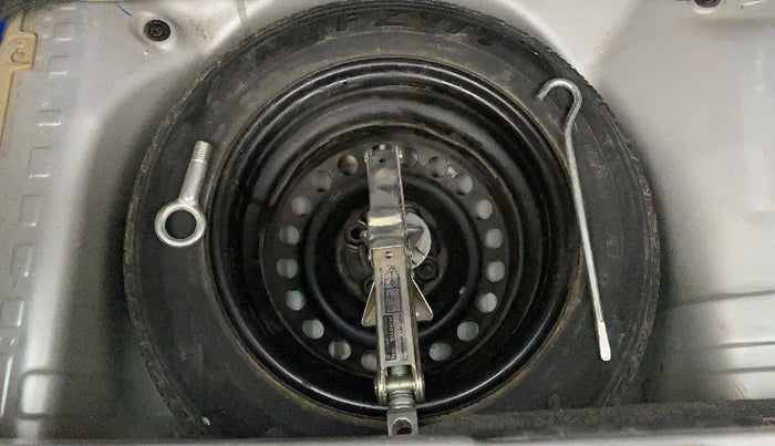 2015 Honda Brio S MT, Petrol, Manual, 28,413 km, Dicky (Boot door) - Tool missing