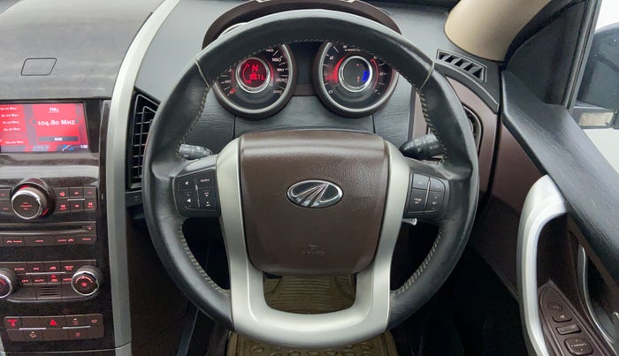2015 Mahindra XUV500 W8 FWD, Diesel, Manual, 70,634 km, Steering Wheel Close Up
