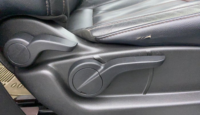 2015 Mahindra XUV500 W8 FWD, Diesel, Manual, 70,634 km, Driver Side Adjustment Panel