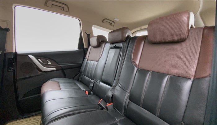 2015 Mahindra XUV500 W8 FWD, Diesel, Manual, 70,634 km, Right Side Rear Door Cabin