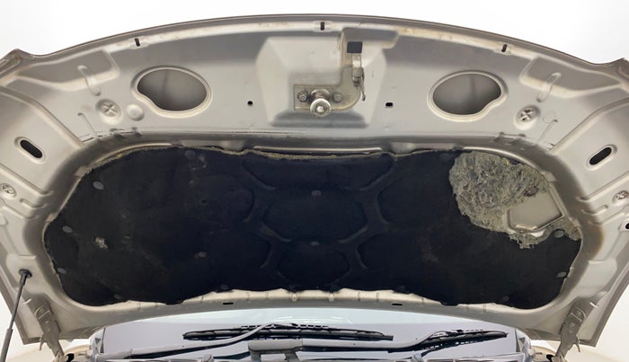 2013 Mahindra XUV500 W8, Diesel, Manual, 87,683 km, Bonnet (hood) - Insulation cover has minor damage