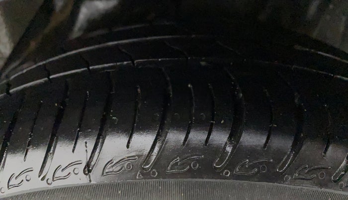 2013 Honda Brio V MT, Petrol, Manual, 1,12,418 km, Left Rear Tyre Tread
