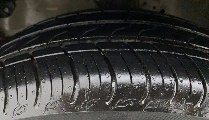 2013 Honda Brio V MT, Petrol, Manual, 1,12,418 km, Left Front Tyre Tread