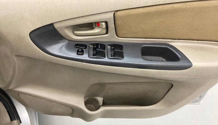 2010 Toyota Innova 2.5 G4 7 STR, Diesel, Manual, 2,25,840 km, Driver Side Door Panels Control