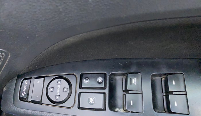 2017 Hyundai New Elantra 2.0 SX MT PETROL, Petrol, Manual, 1,15,669 km, Right front window switch / handle - Minor damage
