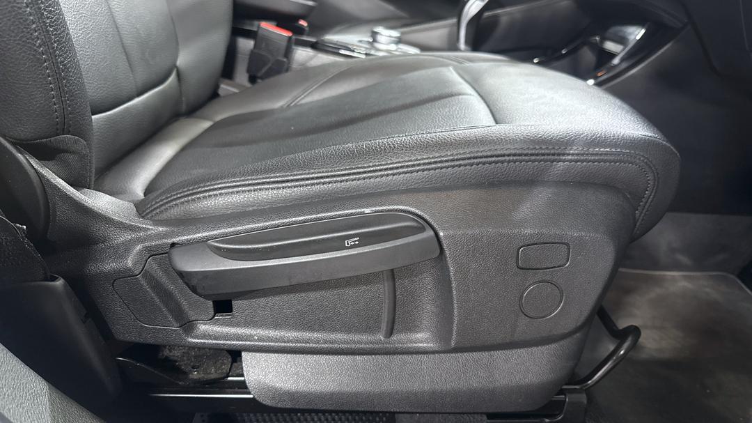 2021 BMW X1 sDrive 18i, Automatic, 28239 km, Drivers Side Adjustment Panel