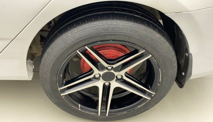 2015 Hyundai Verna 1.4 VTVT, Petrol, Manual, 89,989 km, Left rear tyre - Minor scratches