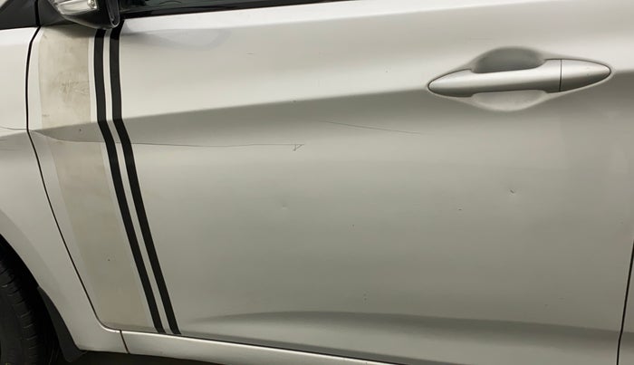2015 Hyundai Verna 1.4 VTVT, Petrol, Manual, 89,989 km, Front passenger door - Graphic sticker