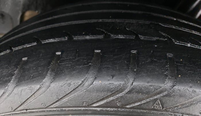 2013 Skoda Rapid ELEGANCE 1.6 MPI MT, Petrol, Manual, 77,338 km, Left Rear Tyre Tread