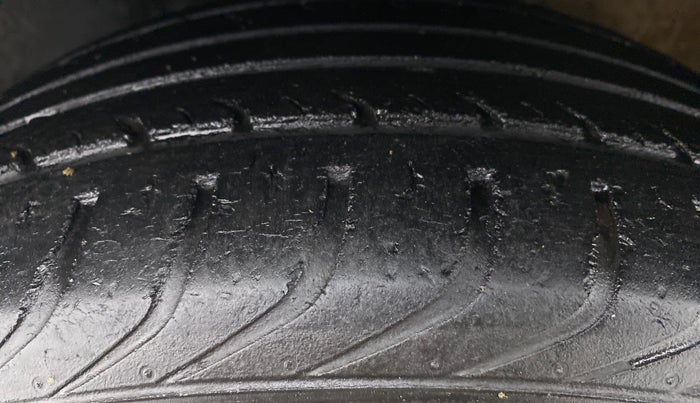 2013 Skoda Rapid ELEGANCE 1.6 MPI MT, Petrol, Manual, 77,338 km, Left Front Tyre Tread