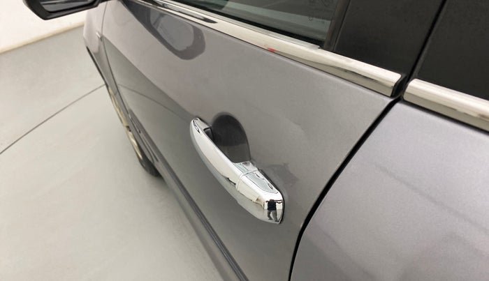 2013 Maruti Swift VXI, Petrol, Manual, 69,428 km, Front passenger door - Slightly dented
