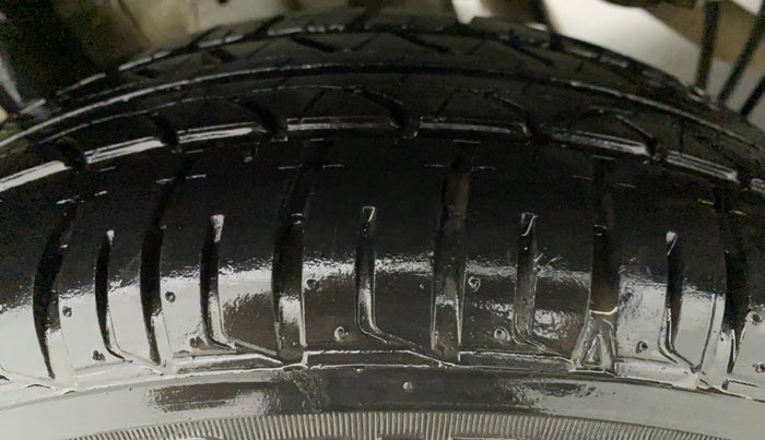2020 Mahindra KUV 100 NXT K8 6 STR, Petrol, Manual, 15,478 km, Left Front Tyre Tread