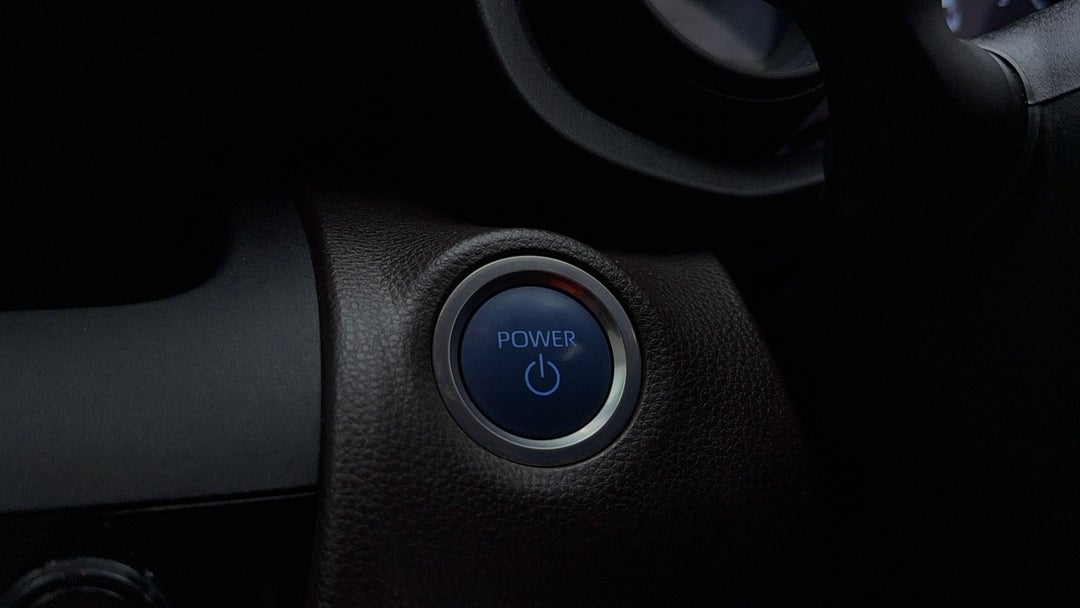 2022 Toyota Yaris Cross Urban Hybrid (two-tone), Automatic, 87993 km, Keyless / Button Start