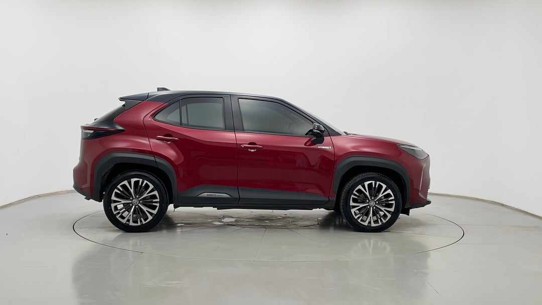 2022 Toyota Yaris Cross Urban Hybrid (two-tone), Automatic, 87993 km, Right Side View