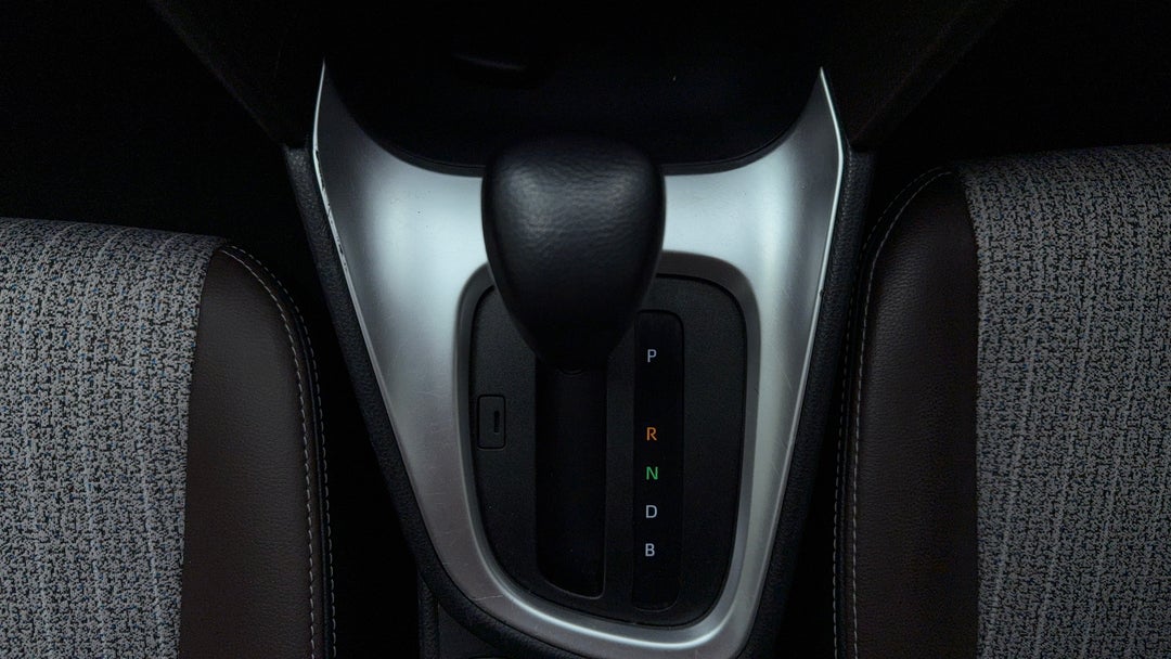 2022 Toyota Yaris Cross Urban Hybrid (two-tone), Automatic, 87993 km, Gear Lever 