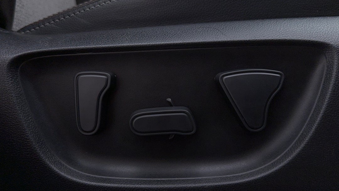 2022 Toyota Yaris Cross Urban Hybrid (two-tone), Automatic, 87993 km, Drivers Side Adjustment Panel