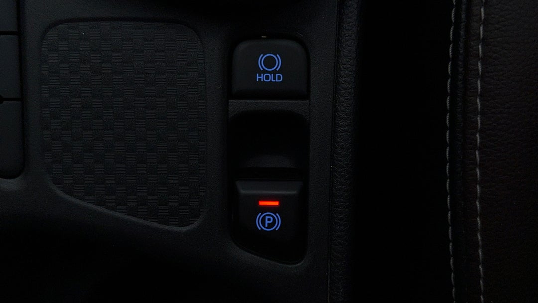 2022 Toyota Yaris Cross Urban Hybrid (two-tone), Automatic, 87993 km, Handbrake