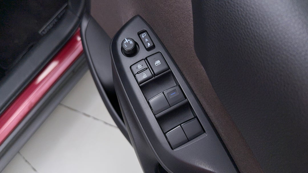 2022 Toyota Yaris Cross Urban Hybrid (two-tone), Automatic, 87993 km, Drivers Side Door Panel Controls