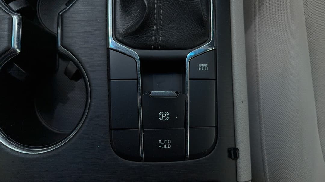 2018 Kia Carnival S, Automatic, 109077 km, Handbrake