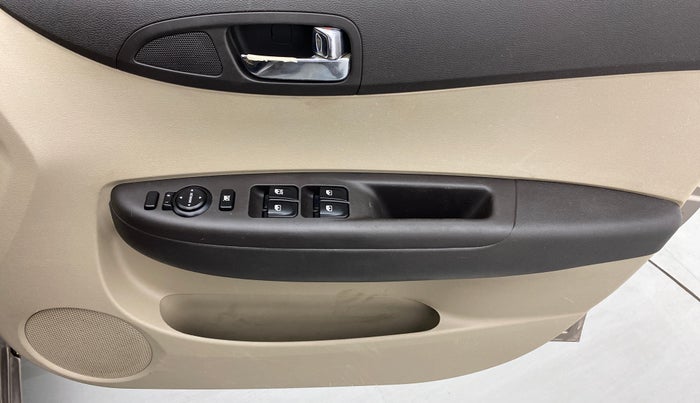 2012 Hyundai i20 SPORTZ 1.4 CRDI, Diesel, Manual, 96,386 km, Driver Side Door Panels Control
