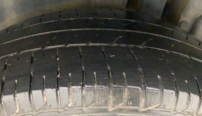 2013 Maruti Swift ZXI, Petrol, Manual, 1,06,424 km, Left Rear Tyre Tread
