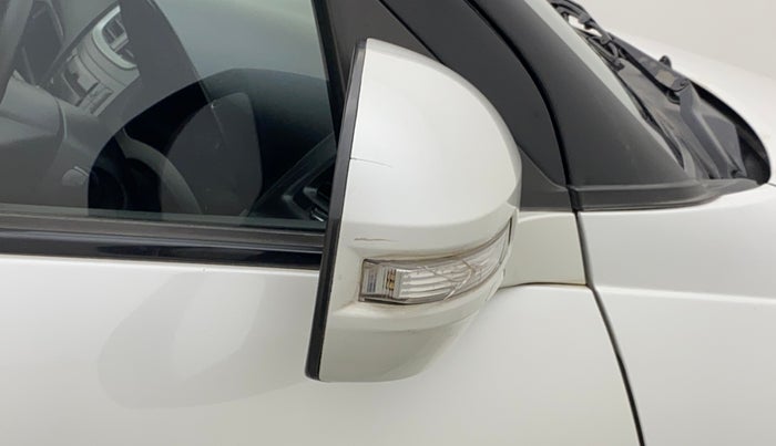 2013 Maruti Swift ZXI, Petrol, Manual, 1,06,424 km, Right rear-view mirror - Indicator light has minor damage