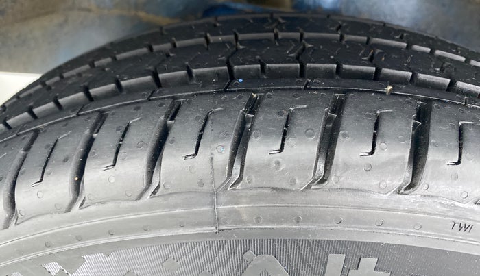 2018 Maruti Eeco 5 STR WITH AC PLUSHTR, Petrol, Manual, 43,683 km, Left Front Tyre Tread