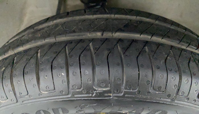 2017 Maruti Alto K10 VXI P, Petrol, Manual, Right Front Tyre Tread