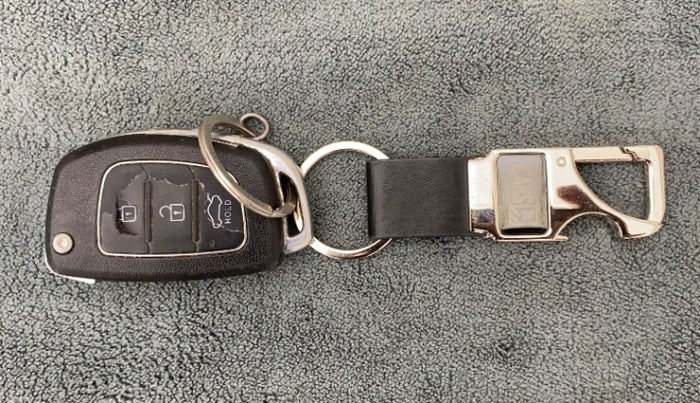 2015 Hyundai Xcent S (O) 1.2, Petrol, Manual, 83,824 km, Lock system - Remote key minor damage