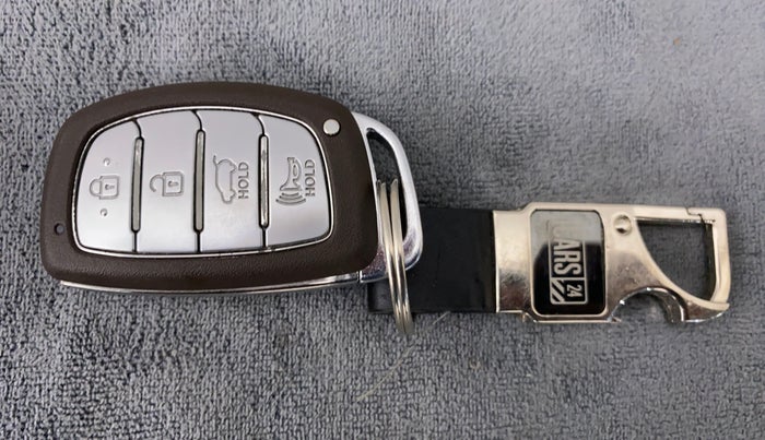 2021 Hyundai NEW I20 ASTA (O) 1.2 MT, Petrol, Manual, 13,811 km, Key Close Up