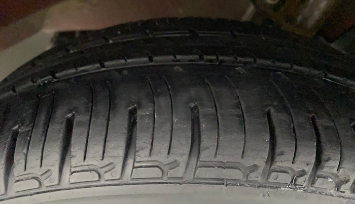 2018 Mahindra KUV 100 NXT K4+ P 6 STR, Petrol, Manual, 25,655 km, Right Front Tyre Tread