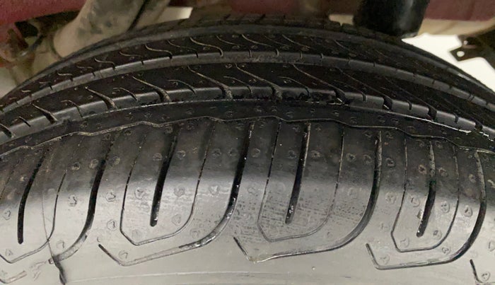 2018 Mahindra KUV 100 NXT K4+ P 6 STR, Petrol, Manual, 25,655 km, Left Rear Tyre Tread