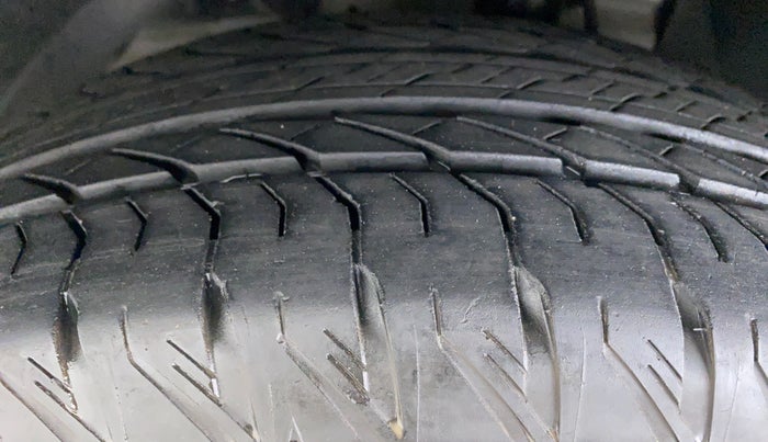 2019 Mahindra XUV500 W11 (O), Diesel, Manual, 23,017 km, Left Front Tyre Tread