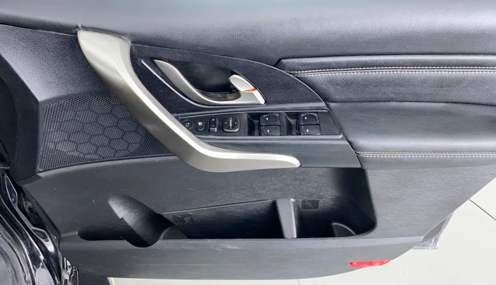 2019 Mahindra XUV500 W11 (O), Diesel, Manual, 23,017 km, Driver Side Door Panels Control