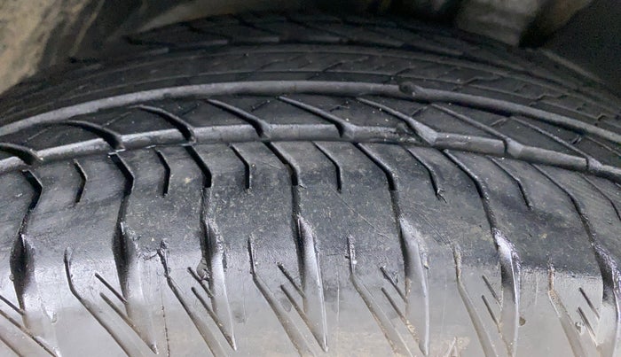 2019 Mahindra XUV500 W11 (O), Diesel, Manual, 23,017 km, Right Front Tyre Tread