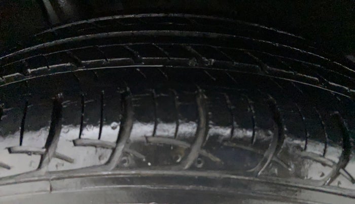 2016 Maruti Baleno DELTA 1.2 K12, CNG, Manual, 52,332 km, Right Front Tyre Tread