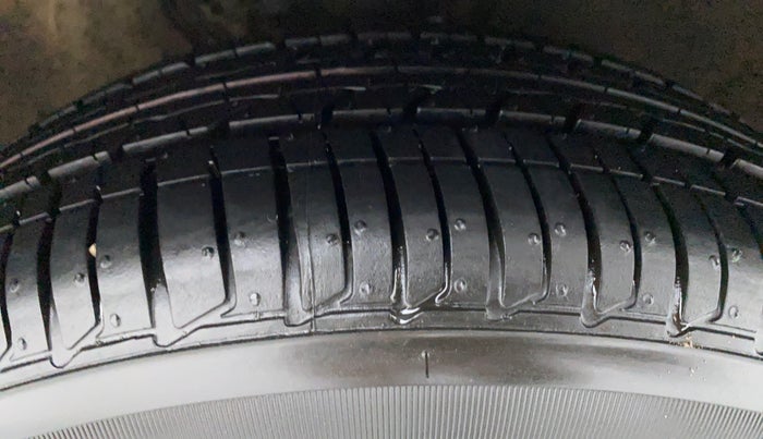 2015 Volkswagen Vento HIGHLINE PETROL, Petrol, Manual, 86,089 km, Right Front Tyre Tread