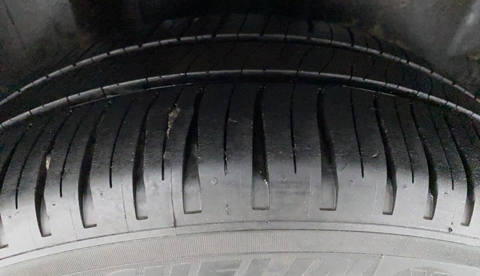 2015 Volkswagen Vento HIGHLINE PETROL, Petrol, Manual, 86,089 km, Right Rear Tyre Tread