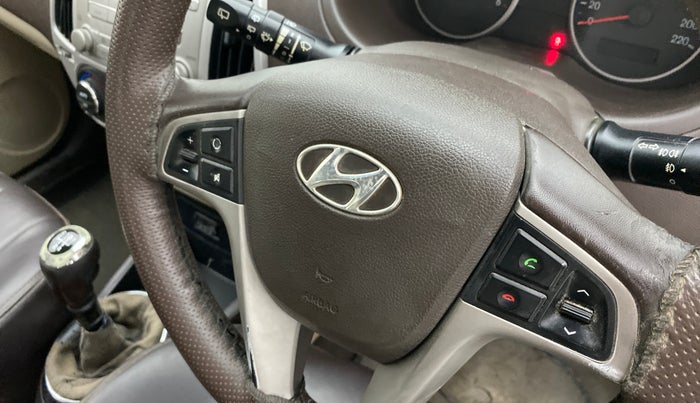 2012 Hyundai i20 ASTA 1.4 CRDI, Diesel, Manual, 1,21,416 km, Steering wheel - Horn pad has minor damage