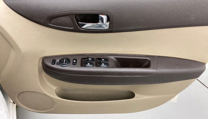 2012 Hyundai i20 ASTA 1.4 CRDI, Diesel, Manual, 1,21,416 km, Driver Side Door Panels Control