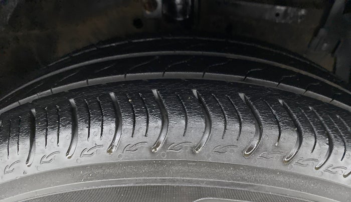 2014 Maruti Ertiga VXI, Petrol, Manual, 47,004 km, Right Front Tyre Tread