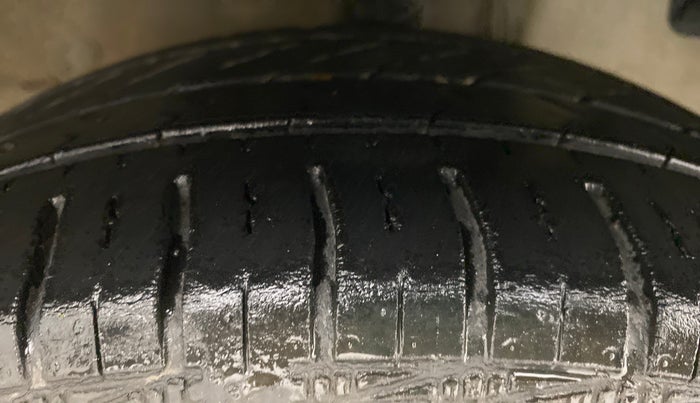 2015 Hyundai Eon SPORTZ, Petrol, Manual, 24,924 km, Right Front Tyre Tread