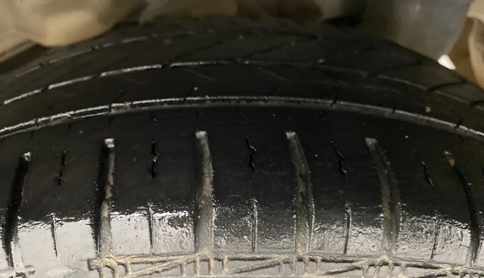 2015 Hyundai Eon SPORTZ, Petrol, Manual, 24,924 km, Left Rear Tyre Tread