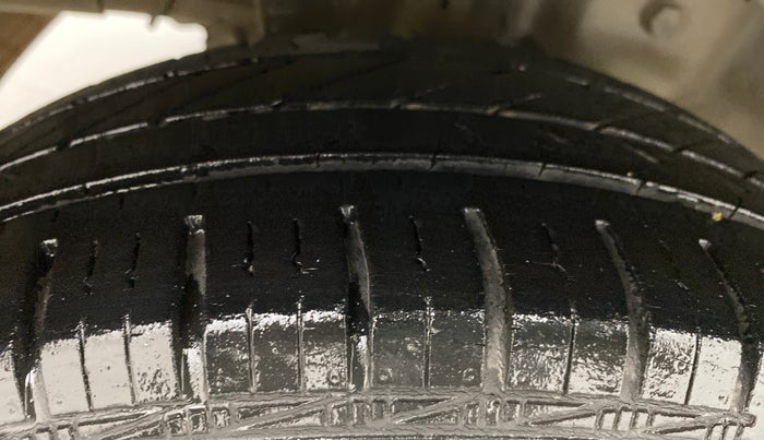 2015 Hyundai Eon SPORTZ, Petrol, Manual, 24,924 km, Right Rear Tyre Tread
