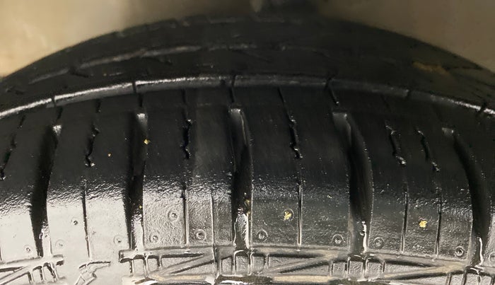 2015 Hyundai Eon SPORTZ, Petrol, Manual, 24,924 km, Left Front Tyre Tread