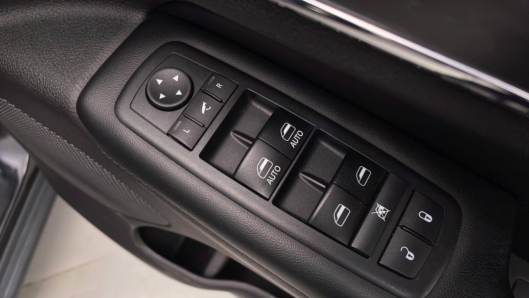 2017 Jeep Grand Cherokee Limited (4x4), Automatic, 135193 km, Drivers Side Door Panel Controls