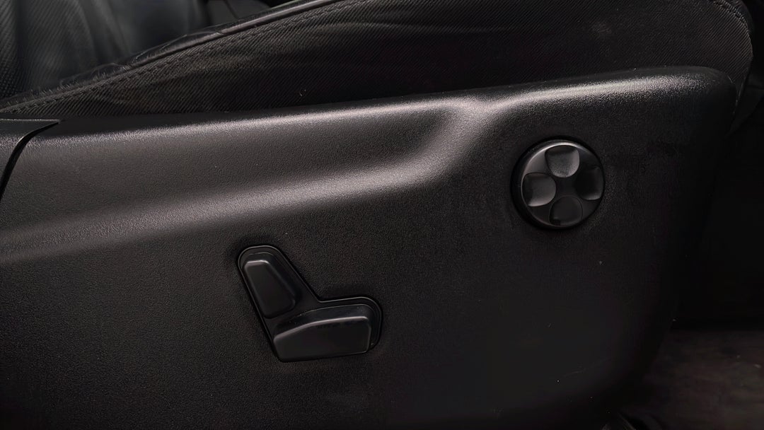 2017 Jeep Grand Cherokee Limited (4x4), Automatic, 135193 km, Drivers Side Adjustment Panel